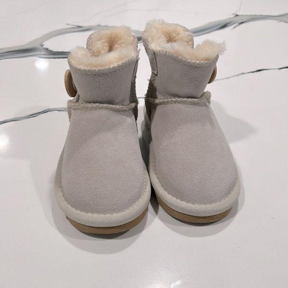 Ugg - Picture 2 of 4